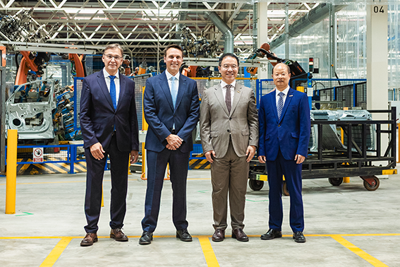 Foto: (von links nach rechts): Daniel Ruiz, Director Manufacturing Operations, Ford Spanien Jim Baumbick, Präsident von Ford Europa Victor Yang, Vice President der Geely Holding Group Alex Nan, Vice President der Geely Auto Group