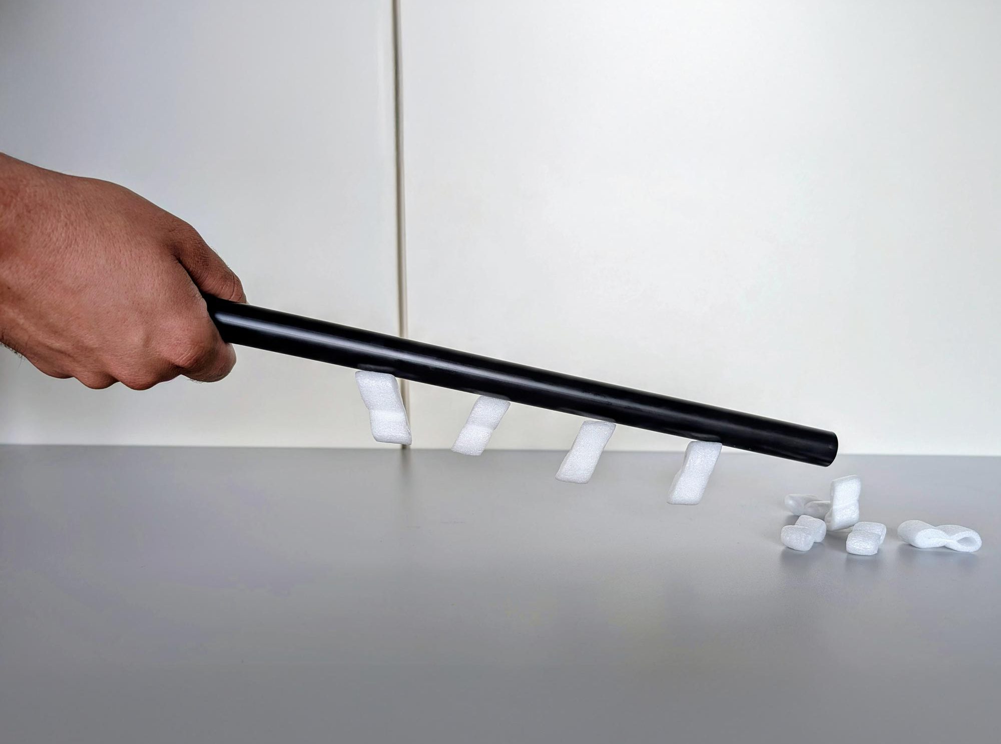 Die gleichen Kräfte, die die HU-Forscher in ihrem quantenphysikalischen Experiment zum Festhalten von Atomen nutzen, wirken auch, wenn Styroporflocken von einem durch Reibung elektrostatisch geladenen Plastikstab angezogen Bildnachweis: Arno Rauschenbeutel